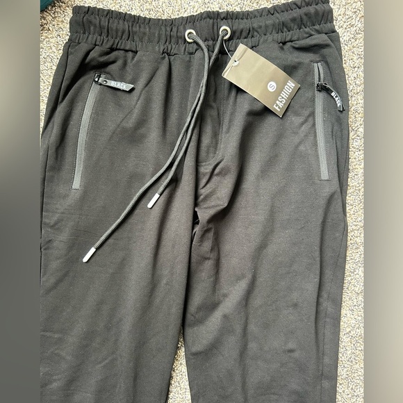 Men’s size small NWT black jogger “Black” on the zippers “Fashion” on tag - Picture 2 of 4